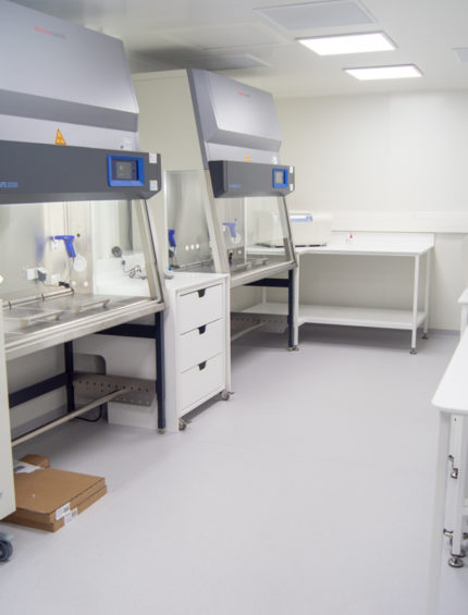 CEED - CM DISTRIBUTION - mobilier de laboratoire pour la recherche sur le diabète, paillasses sur mesure, meubles et plan de travail entièrement inerte aux bacteries