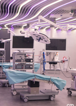 lames de krion cintré suspendu au plafond habillage plafond en résine, bande LED pour salle de soins, salle de recherche et d'opération hôpitaux universitaires de strasbourg
