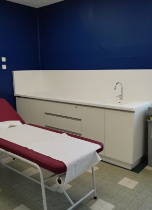 Paillasse moderne en résine Krion® : surface lisse, hygiénique et résistante, idéale pour les laboratoires, cuisines professionnelles ou espaces médicaux.