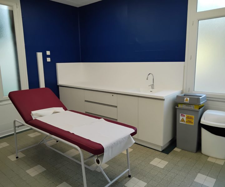 Paillasse moderne en résine Krion® : surface lisse, hygiénique et résistante, idéale pour les laboratoires, cuisines professionnelles ou espaces médicaux.