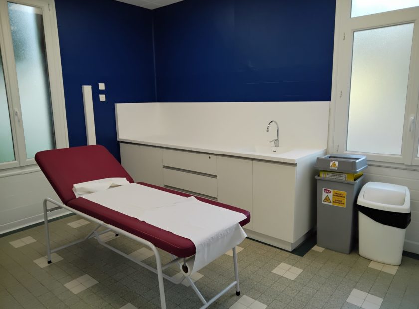 Paillasse moderne en résine Krion® : surface lisse, hygiénique et résistante, idéale pour les laboratoires, cuisines professionnelles ou espaces médicaux.