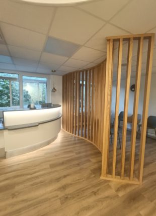 Banque d'accueil en krion porcelanosa grupo fabrication française en résine de synthèse