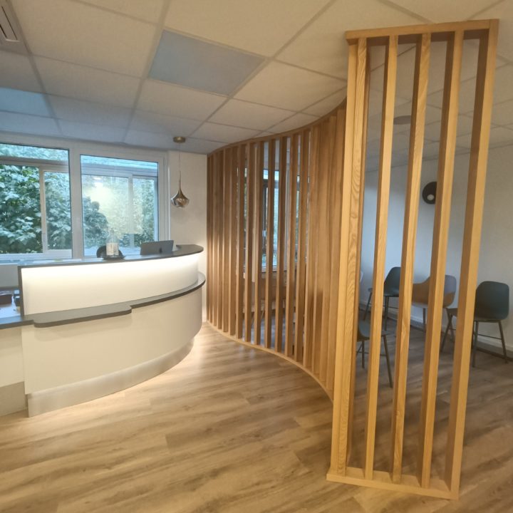 Banque d'accueil en krion porcelanosa grupo fabrication française en résine de synthèse