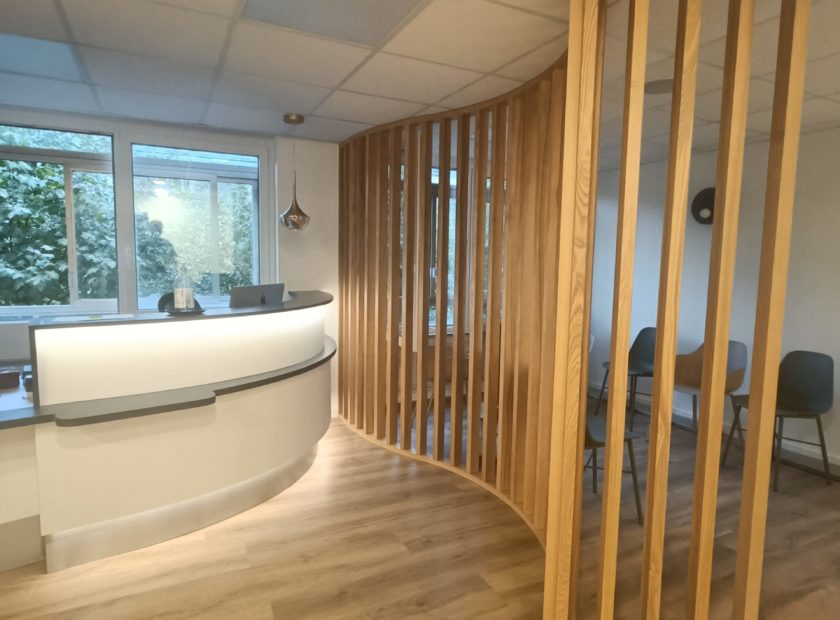 Banque d'accueil en krion porcelanosa grupo fabrication française en résine de synthèse