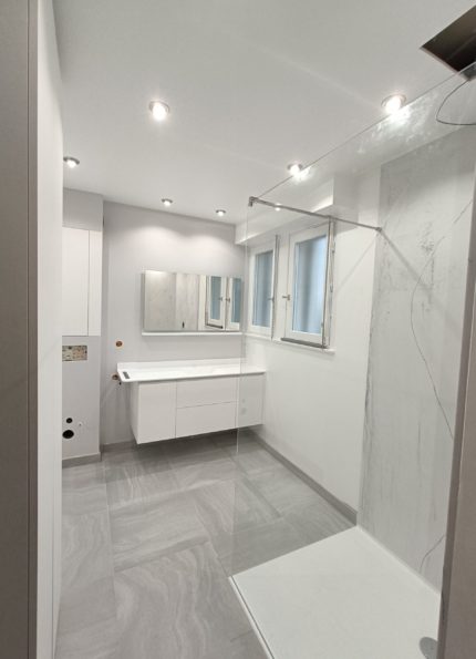 Ensemble de salle de bains résine Corian Krion Varicor ; douche et meuble vasque, armoire de rangement