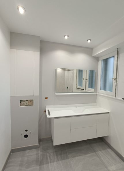 Ensemble de salle de bains résine Corian Krion Varicor ; douche et meuble vasque, armoire de rangement