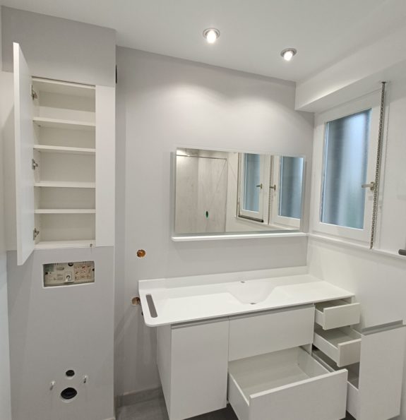 Ensemble de salle de bains résine Corian Krion Varicor ; douche et meuble vasque, armoire de rangement