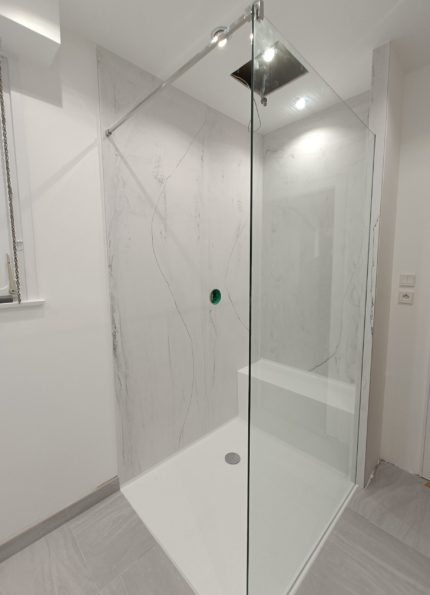Ensemble de salle de bains résine Corian Krion Varicor ; douche et meuble vasque, armoire de rangement