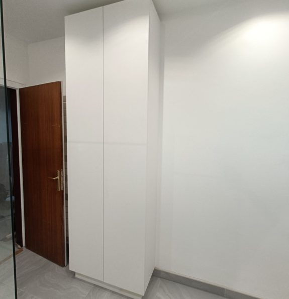 Ensemble de salle de bains résine Corian Krion Varicor ; douche et meuble vasque, armoire de rangement