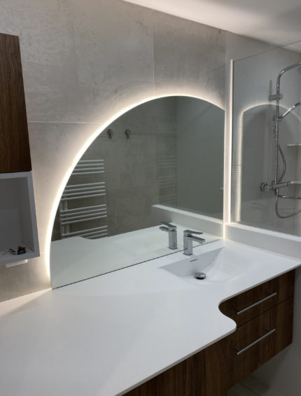 Plan vasque en résine Krion avec vasque Souplesse et meuble mélaminé décor bois, conçu et installé sur mesure.