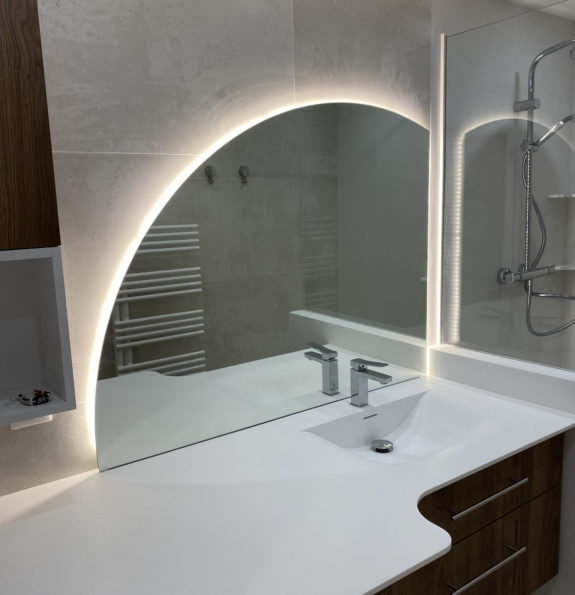 Plan vasque en résine Krion avec vasque Souplesse et meuble mélaminé décor bois, conçu et installé sur mesure.