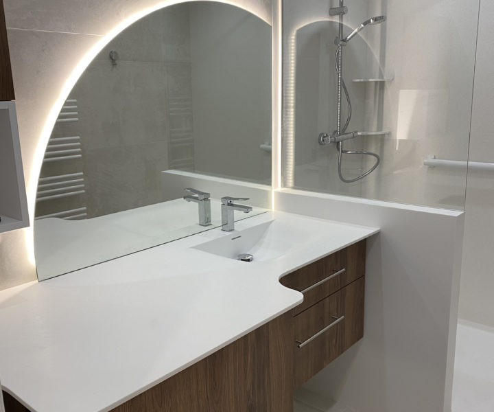 Plan vasque en résine Krion avec vasque Souplesse et meuble mélaminé décor bois, conçu et installé sur mesure.