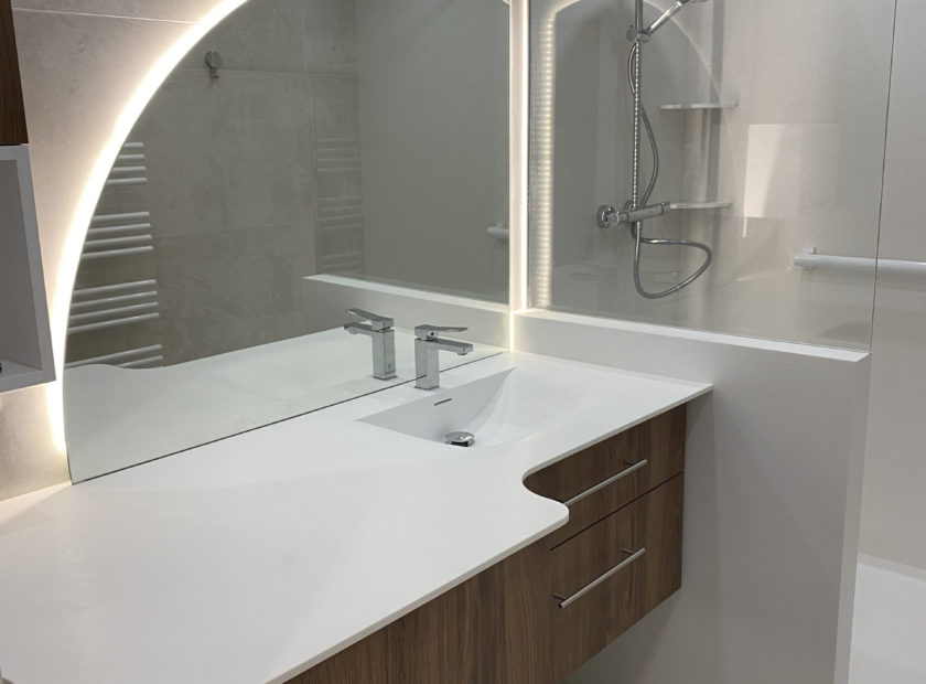 Plan vasque en résine Krion avec vasque Souplesse et meuble mélaminé décor bois, conçu et installé sur mesure.