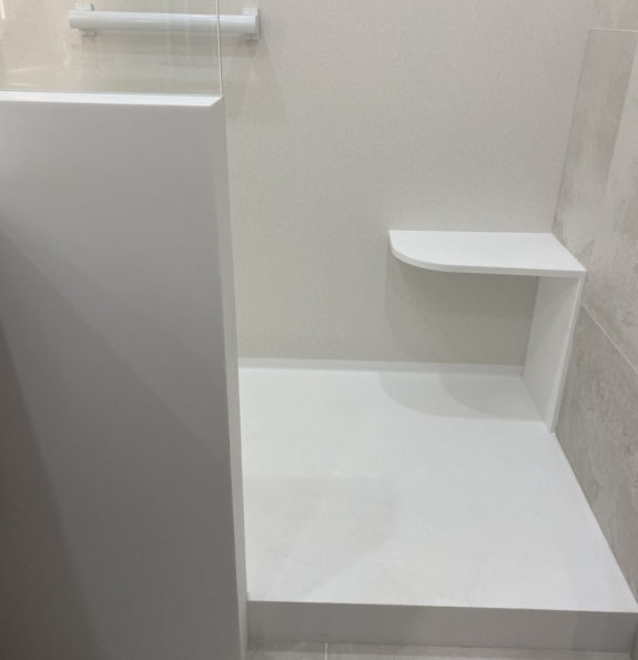 Receveur de douche sur mesure en Krion Snow White avec parois murales assorties et bord anti-goutte, réalisé par CM Distribution.