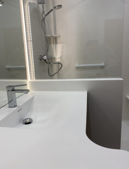 Plan vasque en résine Krion avec vasque Souplesse et meuble mélaminé décor bois, conçu et installé sur mesure.