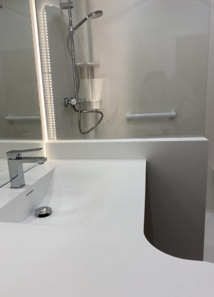 Plan vasque en résine Krion avec vasque Souplesse et meuble mélaminé décor bois, conçu et installé sur mesure.